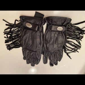 Genuine Harley-Davidson Women’s leather riding gloves.